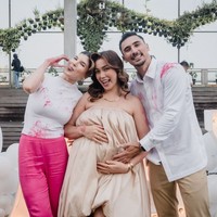Tampil dengan gaun tube model balon, Jessica tampak terus memamerkan baby bumpnya yang sudah semakin besar. Diketahui saat ini kehamilan Jessica sendiri sudah memasuki trimester dua. Foto: Instagram/@inijedar
