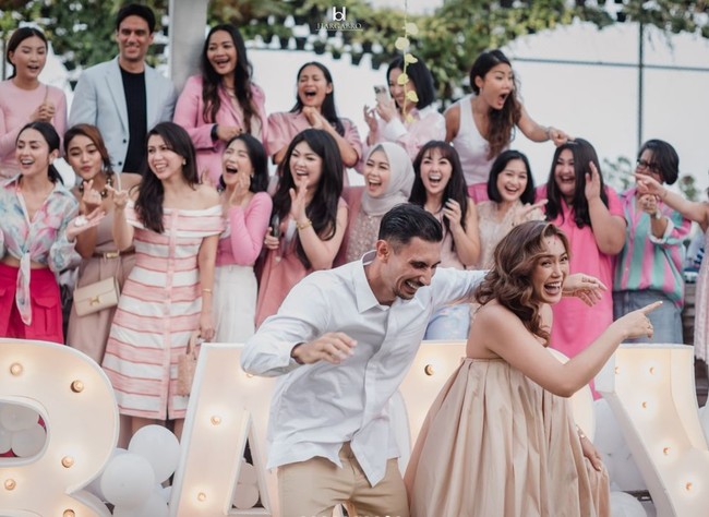 Sebentar lagi akan kembali menimang bayi, Jessica dan Vincent tampak begitu bahagia. Ditambah lagi kali ini keduanya akan memiliki seorang putri. Foto: Instagram/@inijedar