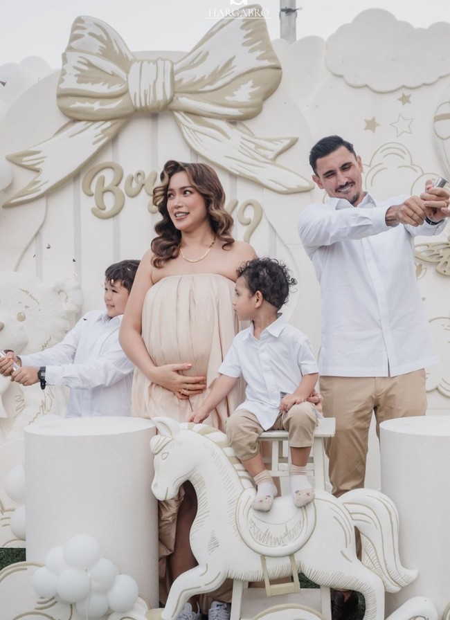 Pasangan Jessica Iskandar dan Vincent Verhaag saat ini diketahui tengah menantikan kelahiran anak ketiga mereka. Beberapa waktu lalu keduanya juga baru saja menggelar acara gender reveal untuk mengumumkan jenis kelamin anak ketiganya. Foto: Instagram/@inijedar