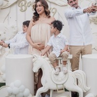 Pasangan Jessica Iskandar dan Vincent Verhaag saat ini diketahui tengah menantikan kelahiran anak ketiga mereka. Beberapa waktu lalu keduanya juga baru saja menggelar acara gender reveal untuk mengumumkan jenis kelamin anak ketiganya. Foto: Instagram/@inijedar