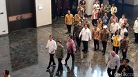 Jokowi dan para menteri di Istana Garuda. Melihat ke dalam, gedung sudah berlantai keramik. Papan informasi yang menunjukkan tempat ruang kabinet, ruang sidang terbatas hingga ruang holding wapres sudah terpampang. Eskalator di tiap lantai sudah berfungsi. Wilda Nufus/detikcom.