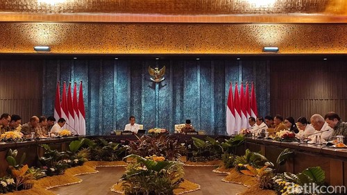 Jokowi pimpin rapat kabinet paripurna di IKN