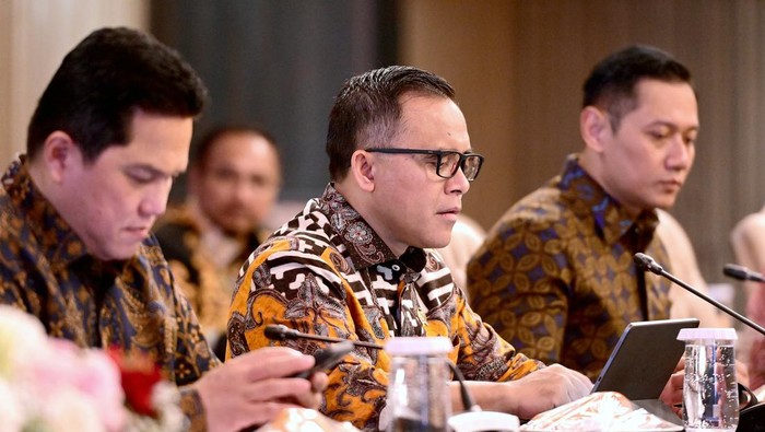 Jokowi Pimpin Sidang Kabinet di IKN - Menteri-menteri di IKN