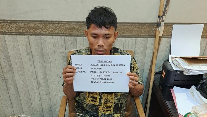 Jumari alias Jum (29) diringkus polisi. Ia diringkus dengan barang bukti 90 butir ekstasi dan 2 klip sabu seberat 0,32 gram.