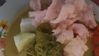 Ketupat Sayur padang Gg Masjid Uni Emi di Pesanggrahan punya kuah yang gurih dan berempah. Ditambah daun pakis yang gurih rasanya. Harganya mulai Rp 15.000. Foto: Google Review/Harry Yudha