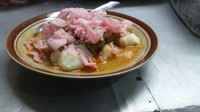 Warung Ketupat Sayur Suko Menanti di Cililitan ini terkenal enak. Seporsinya dibanderol Rp 15.000 dengan pilihan lauk beragam. Warung ini buka 24 jam. Foto: Google Review/Benrizal Efendi