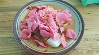 Mulai Rp 17.000 kamu sudah bisa mendapatkan seporsi katupek Padang di warung Ketupat Sayur Uni Eva, Meruya Ilir. Pilihan lauknya ada rendang hingga tahu. Foto: Google Review/M Y Herbayu