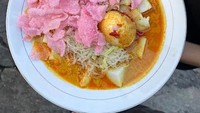Katupek Padang di Ketupat Sayur Padang Mulia dapat ditemui di Tebet, Jakarta Selatan. Dengan harga Rp 12.000 sudah dilengkapi dengan telur dan bihun. Foto: Google Review/Wellaaa