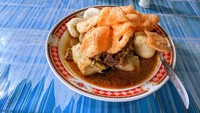 Ketupat Sayur Padang Uda Dena berlokasi di kawasan Salemba, Jakarta Pusat. Seporsinya dibanderol Rp 15.000 dengan kondimen yang komplet.  Foto: Google Review/Ilham Suryo Putro