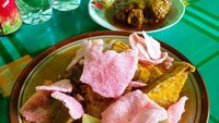 Jika ingin menikmati katupek Padang dengan lauk rendang bisa mampir ke warung Ketupat Sayur Padang Uni Epi di Ragunan, Jakarta Selatan. Harganya mulai Rp 20.000. Foto: Instagram @yuk.kita_makan