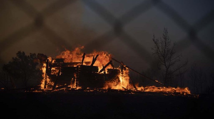 Kebakaran Hutan di Yunani Merembet ke Rumah Warga A house burns in Varnava village during a wildfire, north of Athens, Greece, Sunday, Aug. 11, 2024. Many regions of the country are on high alert due to high temperatures and winds. (AP Photo/Michael Varaklas)
