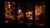 Sebuah rumah terbakar di desa Varnava saat terjadi kebakaran hutan, di sebelah utara Athena, Yunani, Minggu (11/8/2024).  