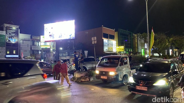 Kecelakaan Dramatis di Margonda: Mobil Nyempil di Separator, Akibatkan Kemacetan Parah