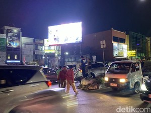 Mobil Tabrak Separator Jalan Margonda Depok hingga Tersangkut, Lalin Macet
