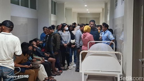 Keluarga dan rekan kerja Maria Mey, korban penganiayaan oleh suaminya, Albert Solo, memadati RSU Leona, Kota Kupang, NTT, Senin (12/8/2024) sore. (Yufengki Bria/detikBali)