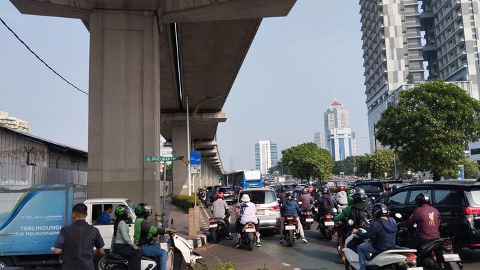 Kemacetan Pagi Membeludak di Jalan MT Haryono Menuju Kuningan, Jakarta Selatan