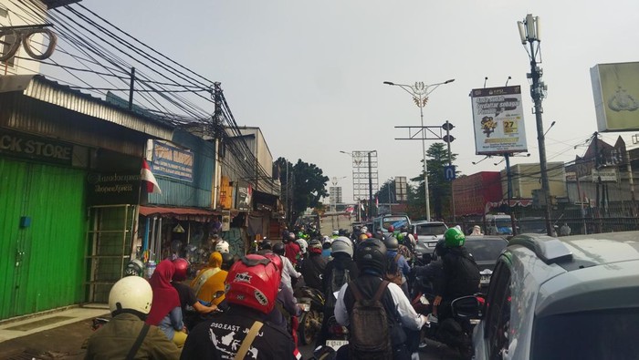 Dilema Komuter di Jl Raya Bogor: Pergi Pagi, tapi Tetap Terjebak Kemacetan