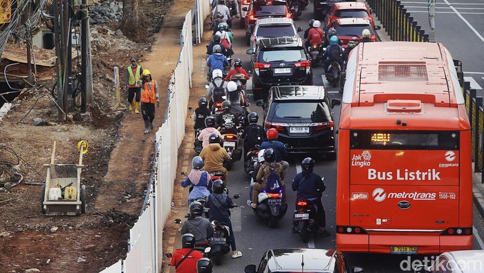 Kemacetan di Tebet Jaksel Akibat Proyek Utilitas Para pengendara melintas di samping proyek utilitas maupun jalur pedestrian di Jl Soepomo, Tebet, Jakarta Selatan, Senin (12/8/2024). Pengendara perlu ekstra sabar karena penyempitan jalur membuat kepadatan volume kendaraan dari Manggarai menuju Patung Dirgantara, Pancoran.