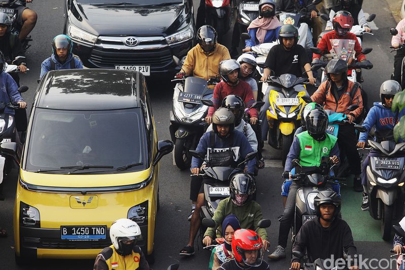 Para pengendara melintas di samping proyek utilitas maupun jalur pedestrian di Jl Soepomo, Tebet, Jakarta Selatan, Senin (12/8/2024). Pengendara perlu ekstra sabar karena penyempitan jalur membuat kepadatan volume kendaraan dari Manggarai menuju Patung Dirgantara, Pancoran.