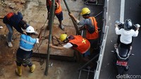 Di lokasi proyek itu terlihat sejumlah pekerja sedang mengerjakan proyek utilitas.