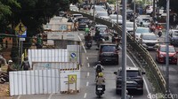 Saat ini hanya satu lajur saja yang bisa dilalui kendaraan.