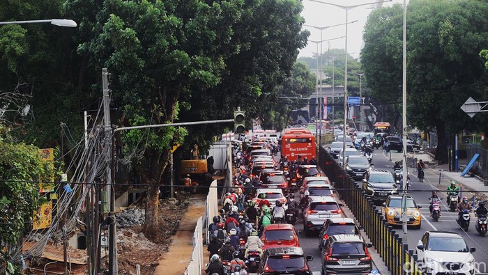 Kemacetan di Tebet Jaksel Akibat Proyek Utilitas Para pengendara melintas di samping proyek utilitas maupun jalur pedestrian di Jl Soepomo, Tebet, Jakarta Selatan, Senin (12/8/2024). Pengendara perlu ekstra sabar karena penyempitan jalur membuat kepadatan volume kendaraan dari Manggarai menuju Patung Dirgantara, Pancoran.