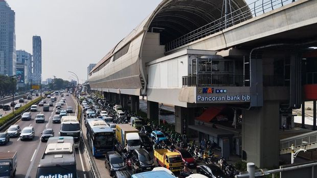 Kemacetan setelah fly over Pancoran, Jakarta, pada Senin (12/8).