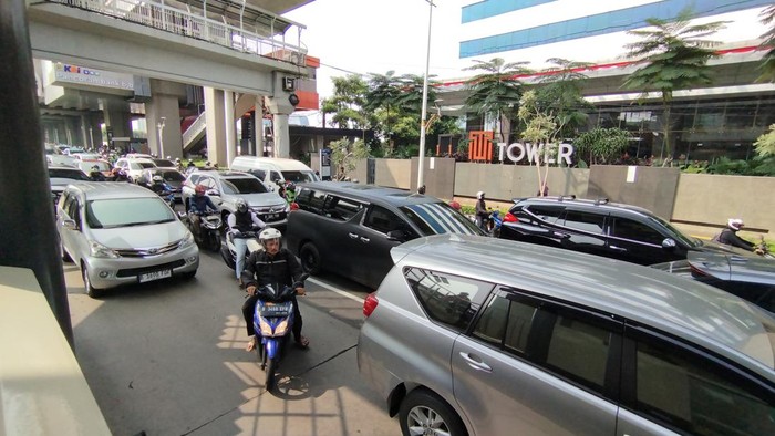 Macet Parah di Pancoran, Jalan TransJakarta Jadi 'Korban' Serobotan Kendaraan
