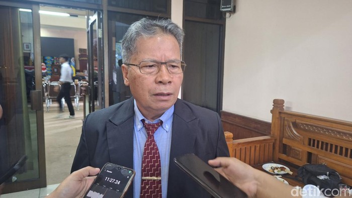 Kepala Dinas ESDM NTB, Sahdan, saat diwawancarai, Senin (12/8/2024). (Nathea Citra/detikBali)