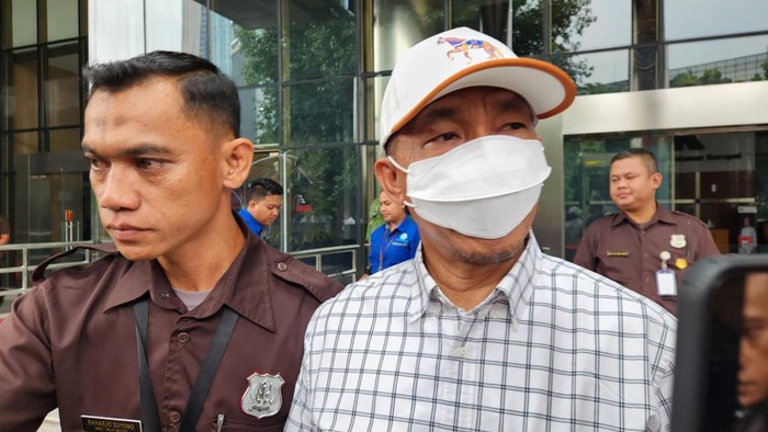 Ketua DPRD Malut Kuntu Daud usai diperiksa KPK pada 12 Agustus 2024 (Adrial/detikcom)