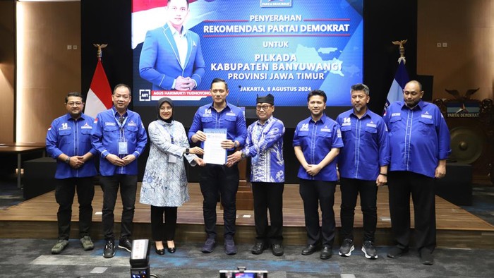 Ketum Demokrat AHY serahkan rekom kepada Ipuk-Mujiono maju di Pilbup Banyuwangi 2024