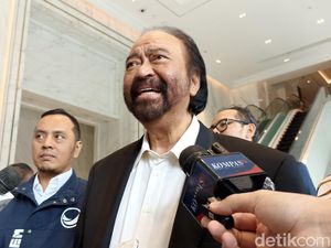 Surya Paloh Hormati Airlangga yang Mundur dari Ketum Golkar