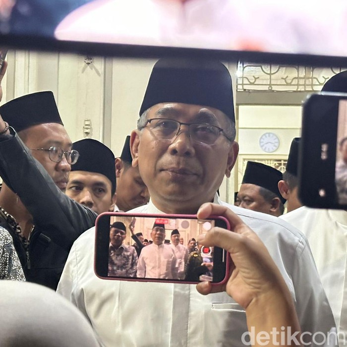 Ketum PBNU KH Yahya Cholil Staquf saat di kantor PCNU Surabaya