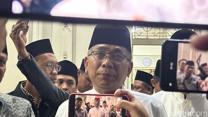 Ketum PBNU KH Yahya Cholil Staquf saat di kantor PCNU Surabaya