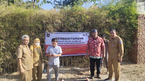 KPK dan Pemkab Lombok Tengah saat memasang plang pemberitahuan tunggakan pajak di depan Mandalika Beach Club (MBC), Kuta Mandalika, Lombok Tengah, NTB. (Foto: Istimewa)