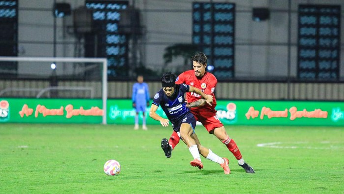Laga Semen Padang FC kontra Borneo