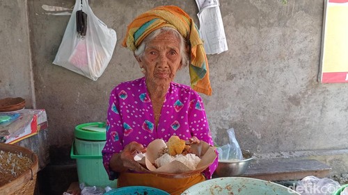 Lawar sapi Odah Jaran di Jalan Tukad Nyali Nomor 15, Denpasar, Senin (12/8/2024). (Aryo Mahendro/detikBali)