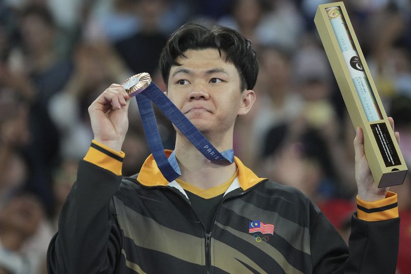 Malaysia's Lee Zii Jia celebrates after winning the bronze medal at the men's singles badminton at the 2024 Summer Olympics, Monday, Aug. 5, 2024, in Paris, France. (AP Photo/Dita Alangkara)