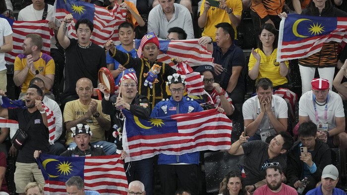 Malaysias Lee Zii Jia celebrates after winning the bronze medal at the mens singles badminton at the 2024 Summer Olympics, Monday, Aug. 5, 2024, in Paris, France. (AP Photo/Dita Alangkara)