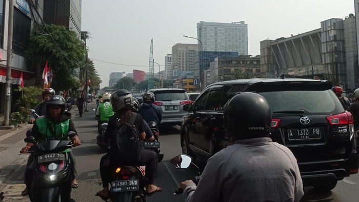 Jalanan Berdebu dan Kemacetan Hadir Bersamaan di Harmoni Menuju Kota Tua, Keluhkan Warga