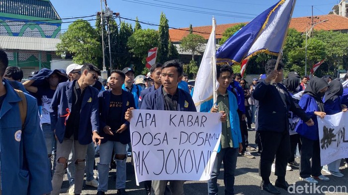 Mahasiswa Surabaya demo 10 tahun kepemimpinan Jokowi di DPRD Jatim