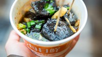Makanan beraroma busuk asal China, stinky tofu, memiliki kekuatan aroma hingga 420 AU. Uniknya banyak yang mencoba menantang dirinya sendiri untuk menikmati makanan ini. Foto: SCMP