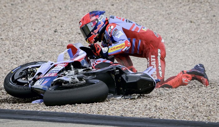 Marc Marquez crash atau jatuh.