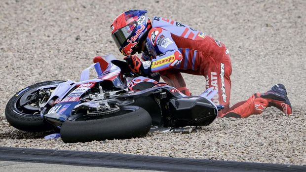 Marc Marquez crash atau jatuh.