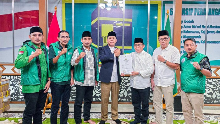 Mardiono Beri Surat Rekomendasi Cabup Kepulauan Anambas ke Rusli Effendi (dok.ist)