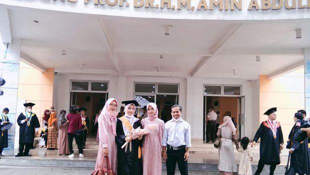 Masrudin antar anak wisuda sarjana