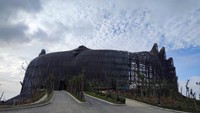 Warna bangunan Istana Garuda di Ibu Kota Negara (IKN) Nusantara dikritik gelap dan beraura mistis. Desainer atau perancang Istana Garuda, Nyoman Nuarta, menjelaskan warna bangunan ikon tersebut. Nyoman mengungkapkan bahwa warna kuningan di bagian muka Istana Garuda akan mengalami perubahan seiring waktu. Warna tersebut akan secara perlahan berubah menjadi hijau kebiruan karena proses alami yang disebut Patina. Wilda Nufus/ detikcom.