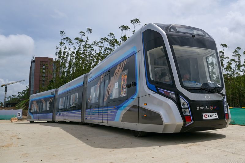 Kereta otonom atau autonomous rail transit (ART) melaju saat uji coba di Ibu Kota Nusantara (IKN), Penajam Paser Utara, Kalimantan Timur, Sabtu (10/8/2024). Kereta otonom atau autonomous rail transit (ART) yang nantinya berjalan tanpa pengemudi tersebut akan berfungsi optimal pada Oktober 2024 dengan kapasitas 300 penumpang. ANTARA FOTO/Fauzan/YU