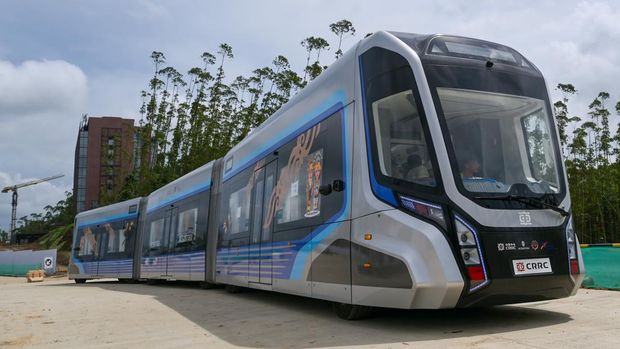 Kereta otonom atau autonomous rail transit (ART) melaju saat uji coba di Ibu Kota Nusantara (IKN), Penajam Paser Utara, Kalimantan Timur, Sabtu (10/8/2024). Kereta otonom atau autonomous rail transit (ART) yang nantinya berjalan tanpa pengemudi tersebut akan berfungsi optimal pada Oktober 2024 dengan kapasitas 300 penumpang. ANTARA FOTO/Fauzan/YU