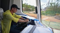 Dijelaskan, ART memang menggunakan ban karet dan bergerak di jalan seperti bus. Sedangkan dari sisi karakter kereta api, ART punya virtual track berbentuk marka jalan kemudian terdeteksi melalui sensor Light Detection and Ranging (LIDAR) dan GPS. ANTARA FOTO/Fauzan  